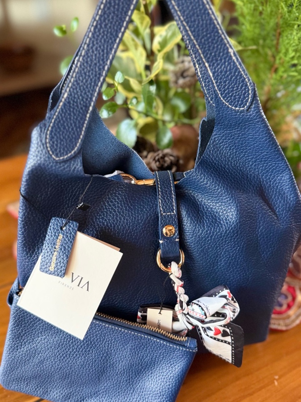 La vía Firenze Navy Pebbled Leather Shoulder Bag with Matching Pouch